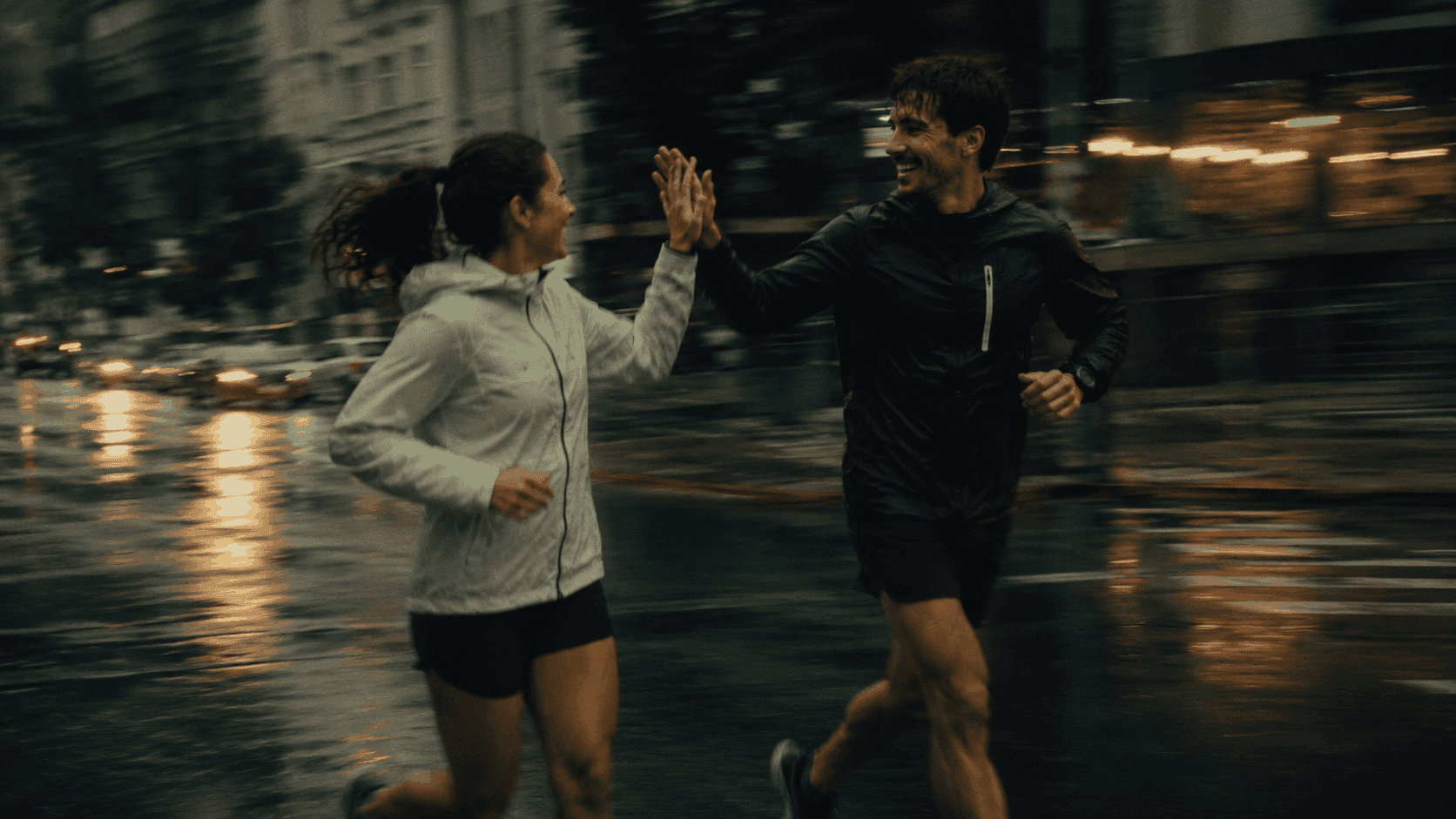 Dois corredores celebrando juntos durante a corrida